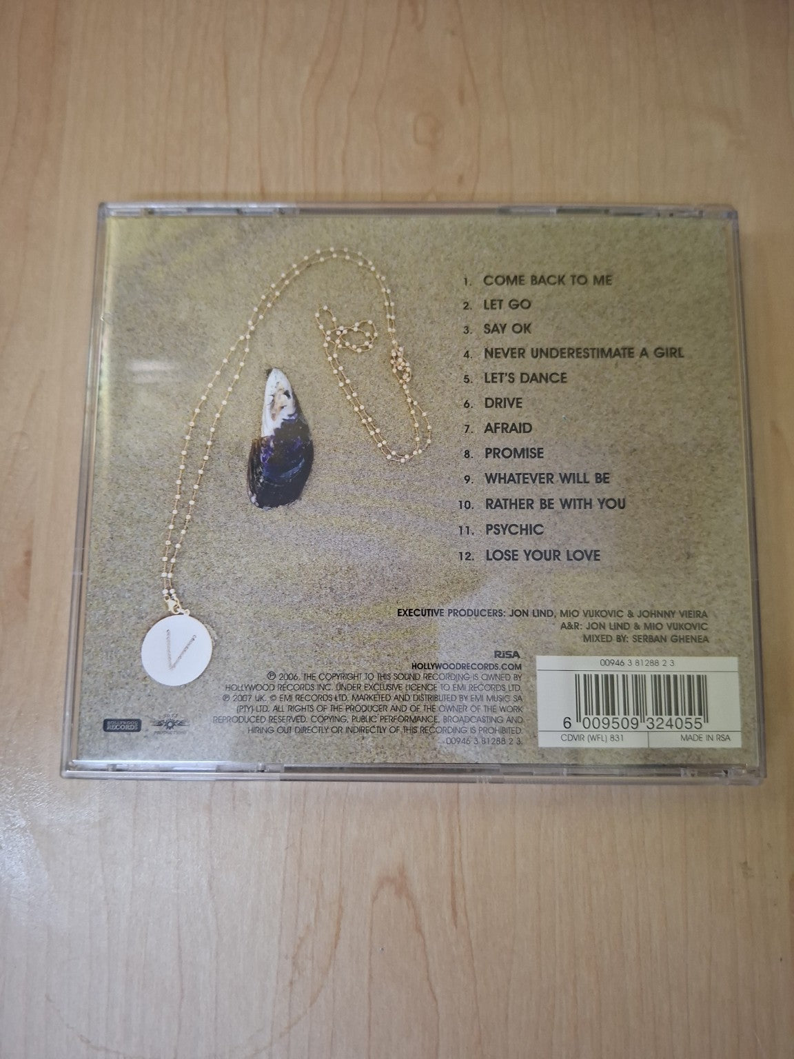 Vanessa Hudgens – V (Second Hand)