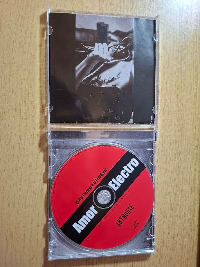 Amor Electro – Cai o Carmo e a Trindade (2011) — Second-Hand CD